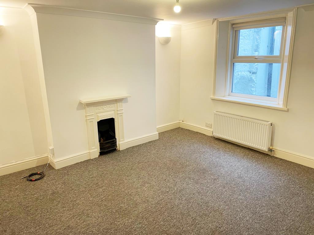 Lot: 100 - FREEHOLD HOUSE IN MULTIPLE OCCUPATION PLUS VACANT BASEMENT FLAT - LGF Flat Living Room